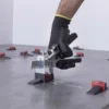Rubi Delta levelling systeem en nivelleer systeem clip actie met tang